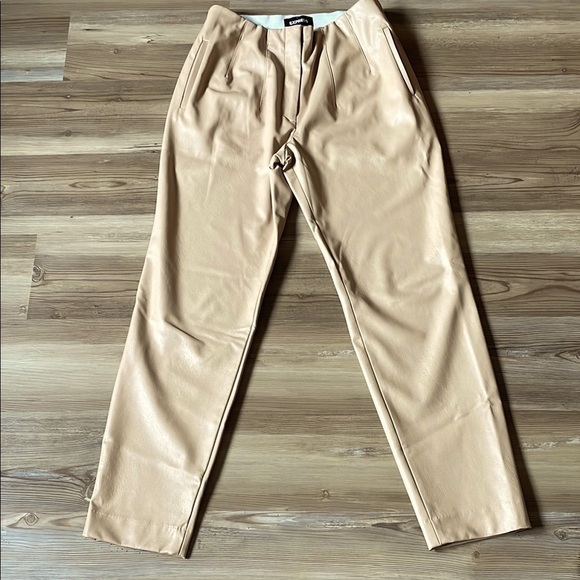 Express Faux Leather Pants NWOT Size 4 Tan Tapered leg Darts Pockets Neutral - Picture 2 of 15